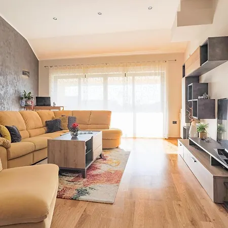 Holiday home 3 Bedroom Lovely Apartment In Svetvincenat *