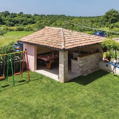 3 Bedroom Lovely Apartment In Svetvincenat *