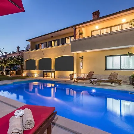3 Bedroom Lovely Apartment In Svetvincenat Holiday home *