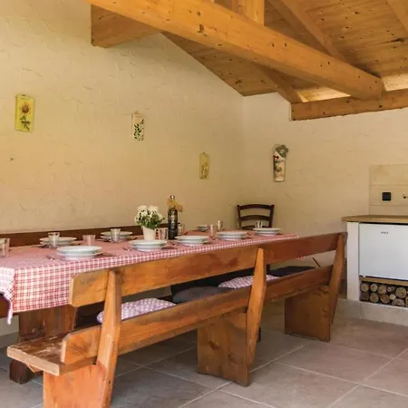 3 Bedroom Lovely Apartment In Svetvincenat Cabrunici