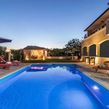 3 Bedroom Lovely Apartment In Svetvincenat Holiday home *