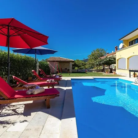3 Bedroom Lovely Apartment In Svetvincenat Cabrunici
