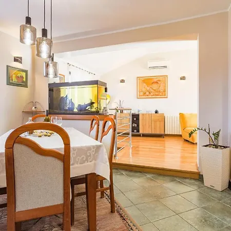 3 Bedroom Lovely Apartment In Svetvincenat Cabrunici