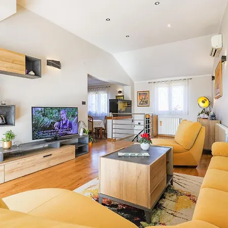 3 Bedroom Lovely Apartment In Svetvincenat Holiday home