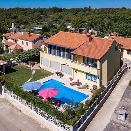 3 Bedroom Lovely Apartment In Svetvincenat Holiday home *