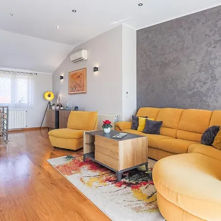 3 Bedroom Lovely Apartment In Svetvincenat Holiday home