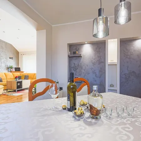 3 Bedroom Lovely Apartment In Svetvincenat Cabrunici