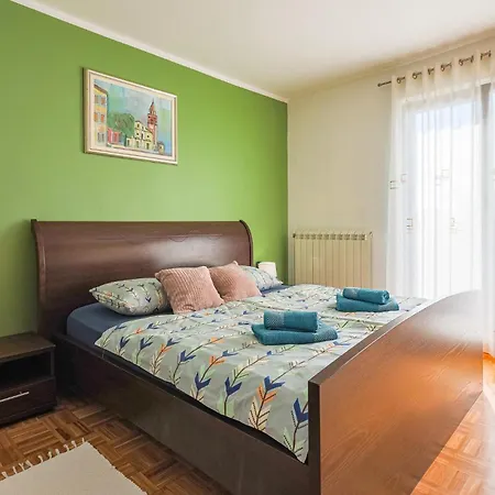 Holiday home 3 Bedroom Lovely Apartment In Svetvincenat