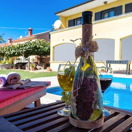 Holiday home 3 Bedroom Lovely Apartment In Svetvincenat