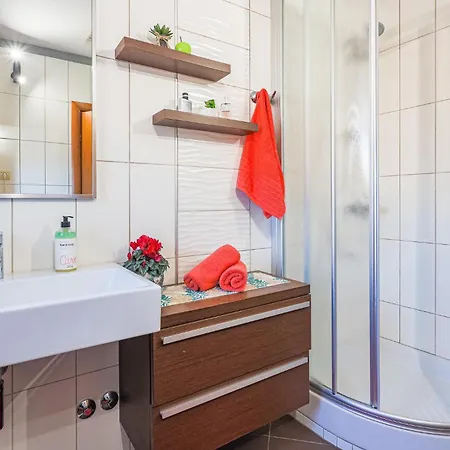 3 Bedroom Lovely Apartment In Svetvincenat *