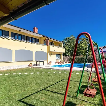 3 Bedroom Lovely Apartment In Svetvincenat *